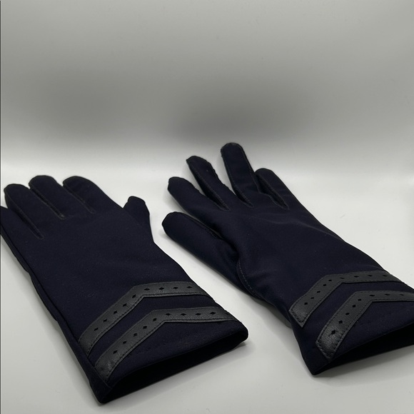Isotoner women’s Dark Gray Gloves - Picture 3 of 5